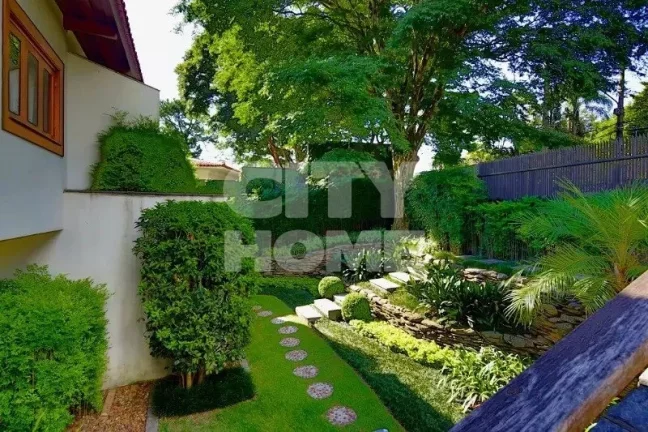 Imagem Casa em excelente localização no Jardim Guedala, direcionada para um lindo jardim com piscina em d...