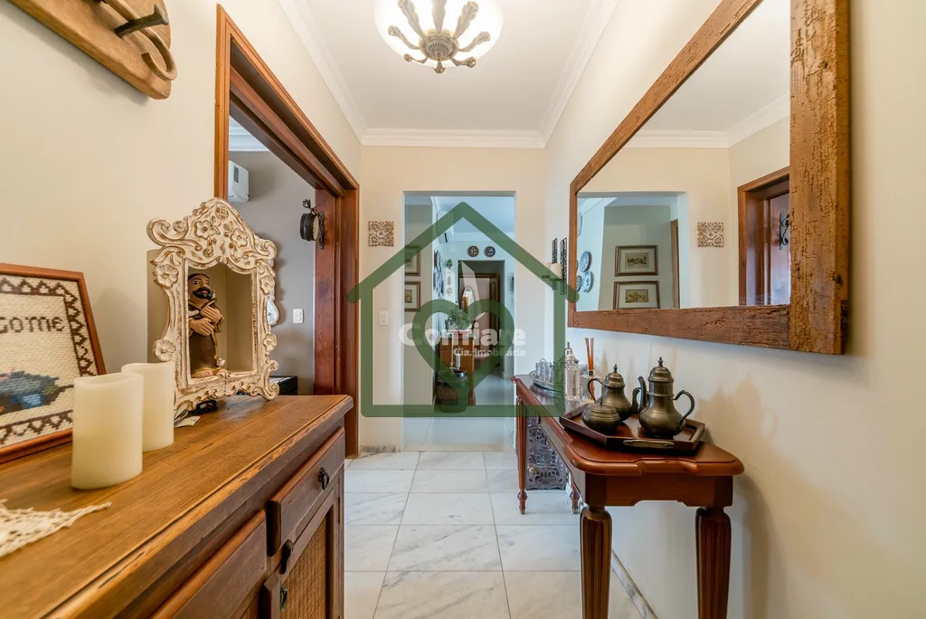 Imagem Apartamento amplo, 1 por andar, com 201m² privativos, localizado em prédio de esquina. Conta com 4...