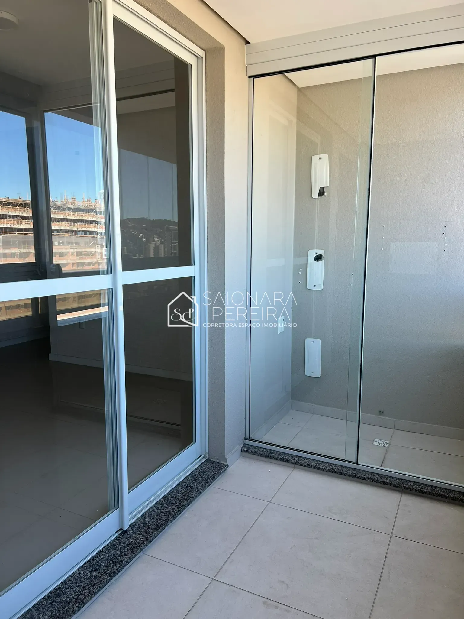 Imagem Apartamento com 2 dormitórios e suíte à venda no bairro Campinas, São José - SC