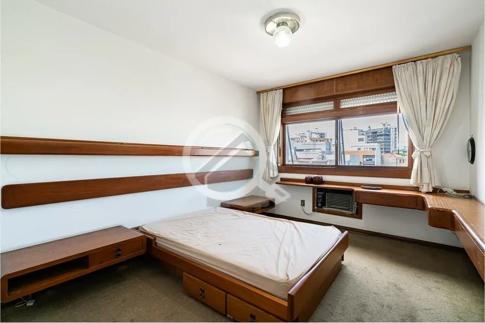 Imagem Excelente Oportunidade para Reforma Amplo apartamento de 232m² localizado na Rua João Abott, no ba...