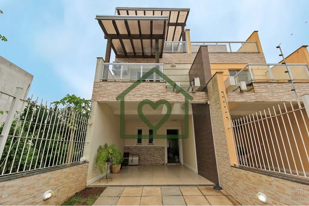 Excelente Oportunidade de sobrado com frente leste e fundos oeste, piso de porcelanato, escadas reve...