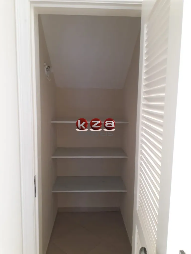 Imagem Casa de 3 quartos no Condomínio Terras do Caribe, em Valinhos-SP: 3 salas, 1 suíte, 4 vagas de garagem e 218m² de área.