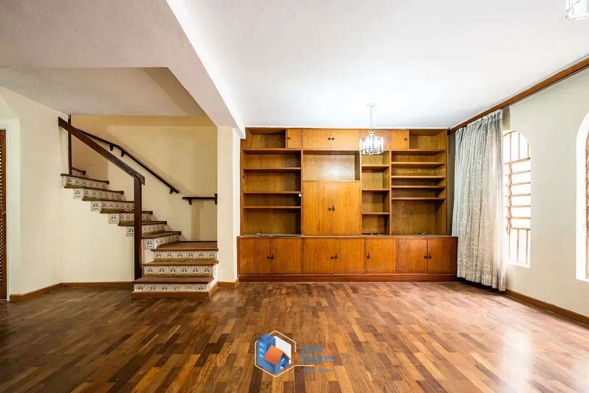 Imagem Sobrado para venda em Vila Santo Antônio com 6 quartos, sendo 1 suíte, 236m²