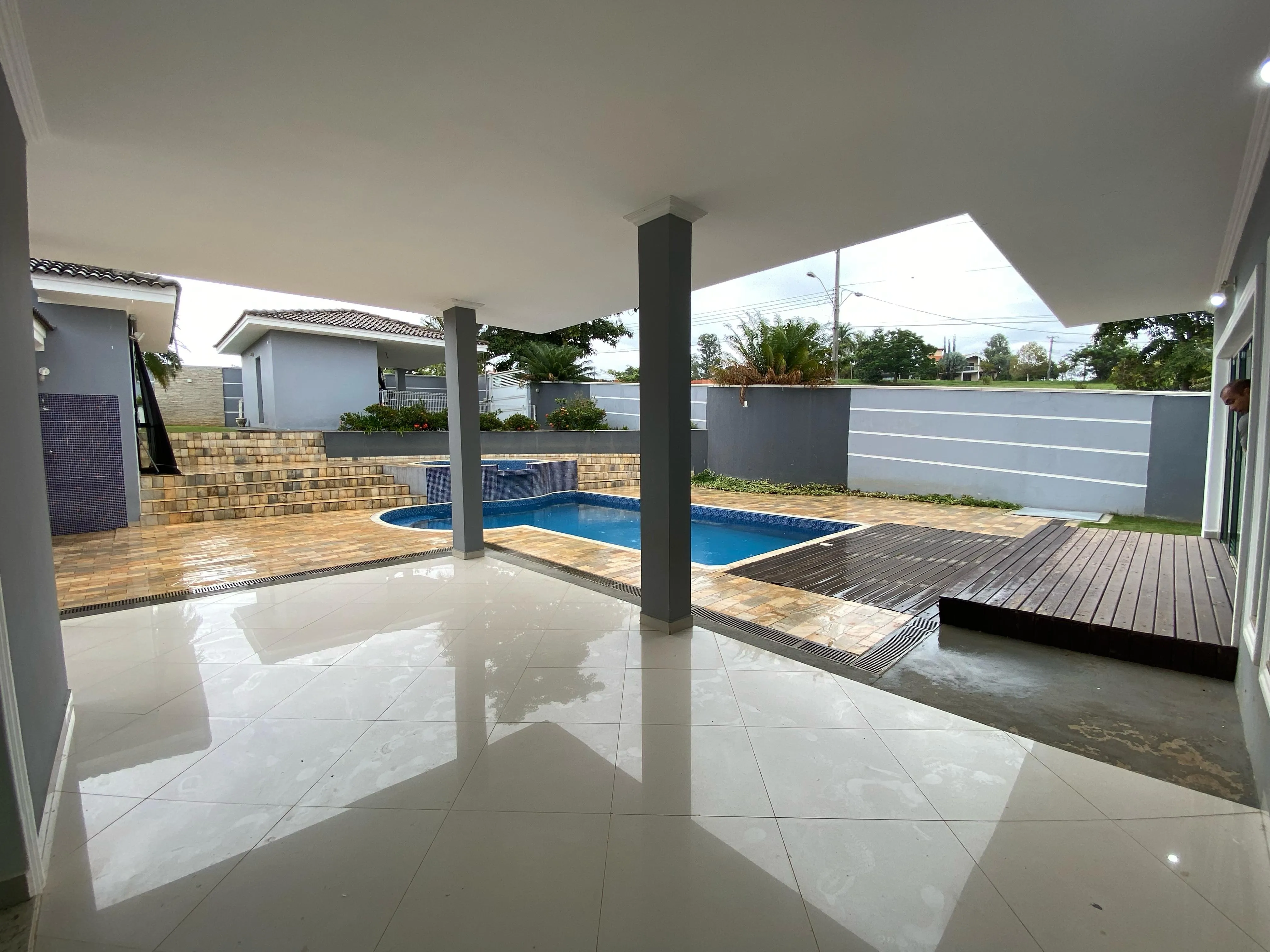 Imagem Exclusivo sobrado de alto padrão no Residencial Saint Charbel à 15min. do Parque Campolim e Shopping Iguatemi
