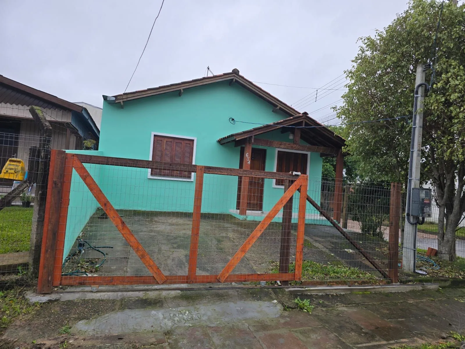 Imagem Casa de esquina no bairro Hípica - 2 dormitórios