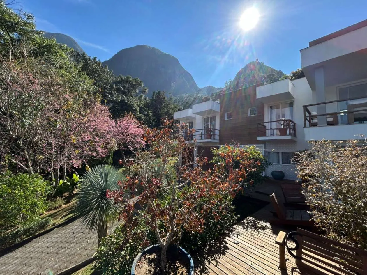 Imagem Casa em Condomínio para Venda em Petrópolis / RJ no bairro Araras