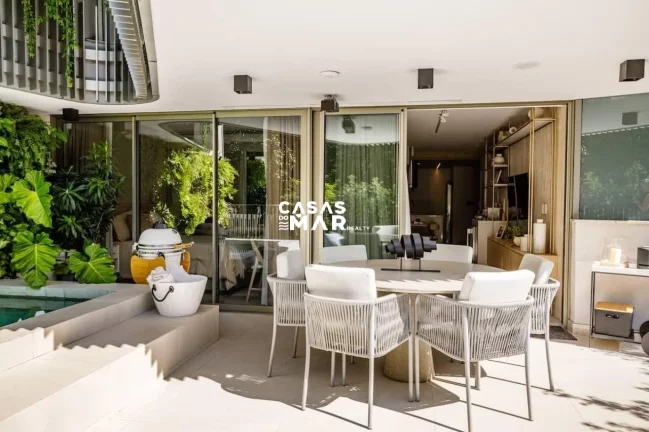 Imagem Apartamento de Luxo no Leblon: 2 quartos, 1 suíte, 2 salas, 2 banheiros, 1 vaga. 133m², próximo à praia, novíssimo, com piscina.
