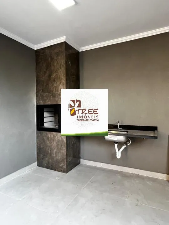 Imagem VENDA DE SOBRADO NO ARUJAMÉRICA, EM ARUJÁ/SP, 150m² com 3 quartos, suíte, sacada, sala ampla, copa, quintal, churrasqueira e 3 vagas. CONSULTE-NOS.