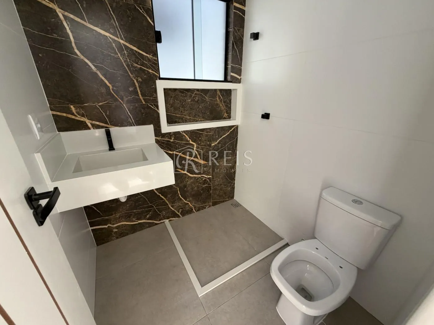 Imagem Casa para Venda em Rio das Ostras, Jardim Mariléa, 3 dormitórios, 1 suíte, 2 banheiros, 1 vaga