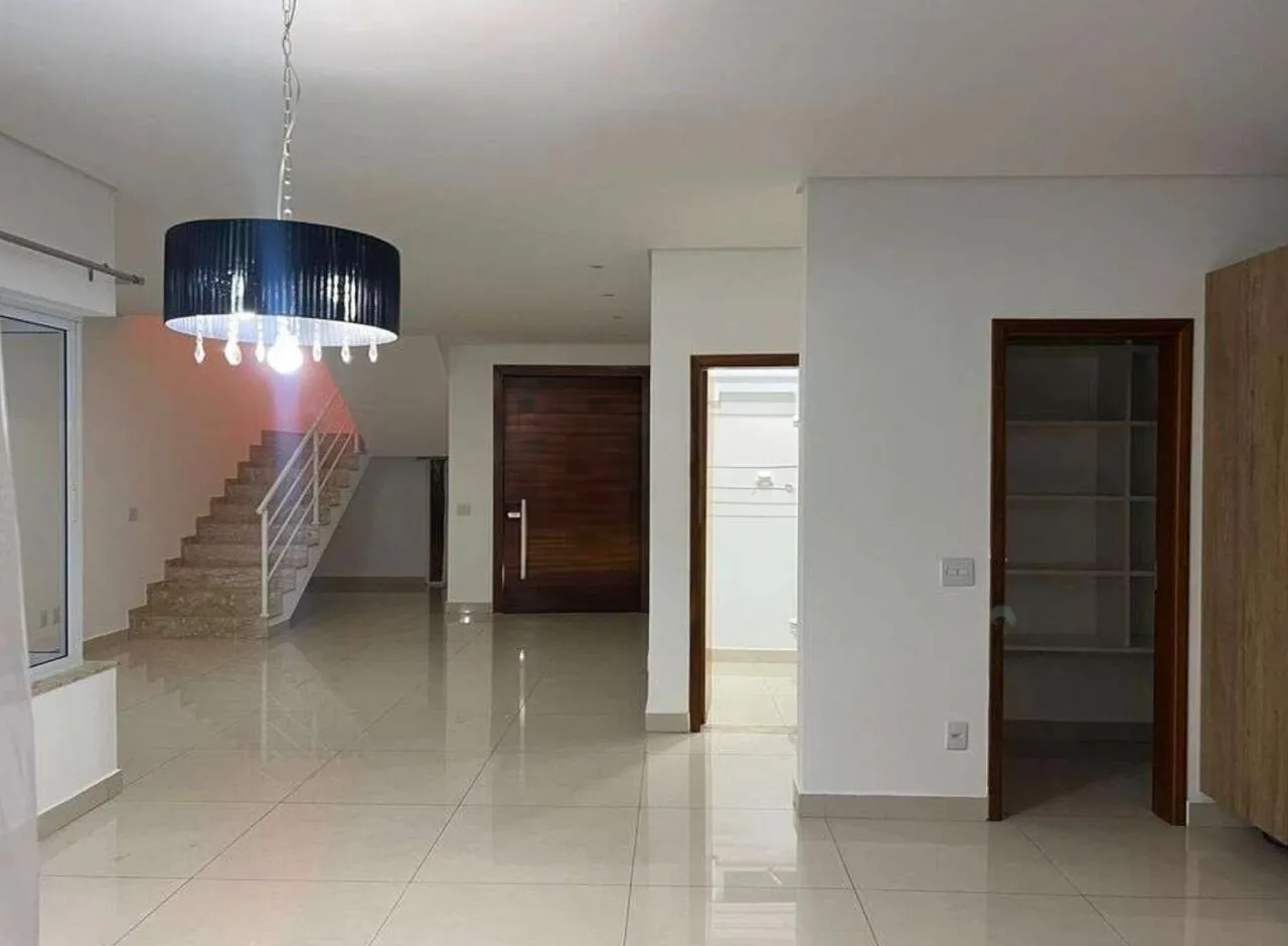 Imagem Excelente oportunidade de locação: Casa em condomínio de 3 quartos, 3 suítes, 4 salas, 4 vagas na cidade de Sorocaba-SP, bairro Iporanga