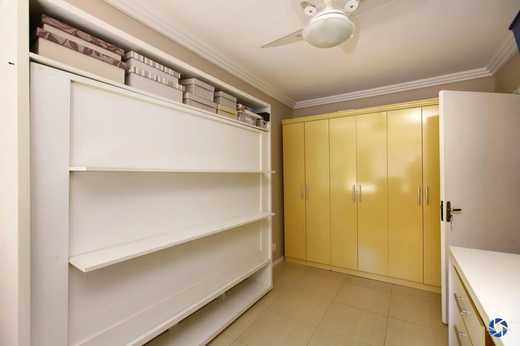 Imagem Vende cobertura: Piso inferior: 03 dormitórios, 02 banheiros, living 2 ambientes, cozinha americana.