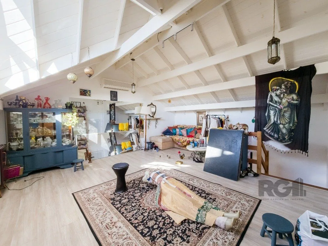 Imagem Living em dois ambientes com cozinha americana, lavabo, pátio, lavanderia. o3 dormitórios sendo 01 suíte, banheiro social e sótão. Duas vagas de garagem.