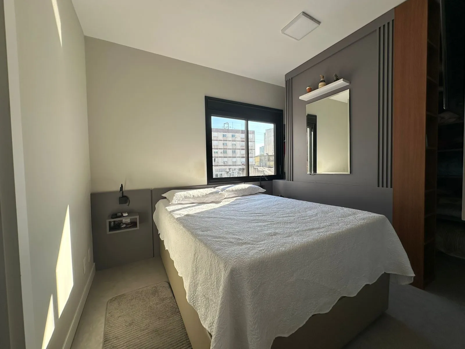 Imagem Apartamento Mobiliado e Reformado com Closet, Churrasqueira e Infraestrutura Completa no Centro de Porto Alegre