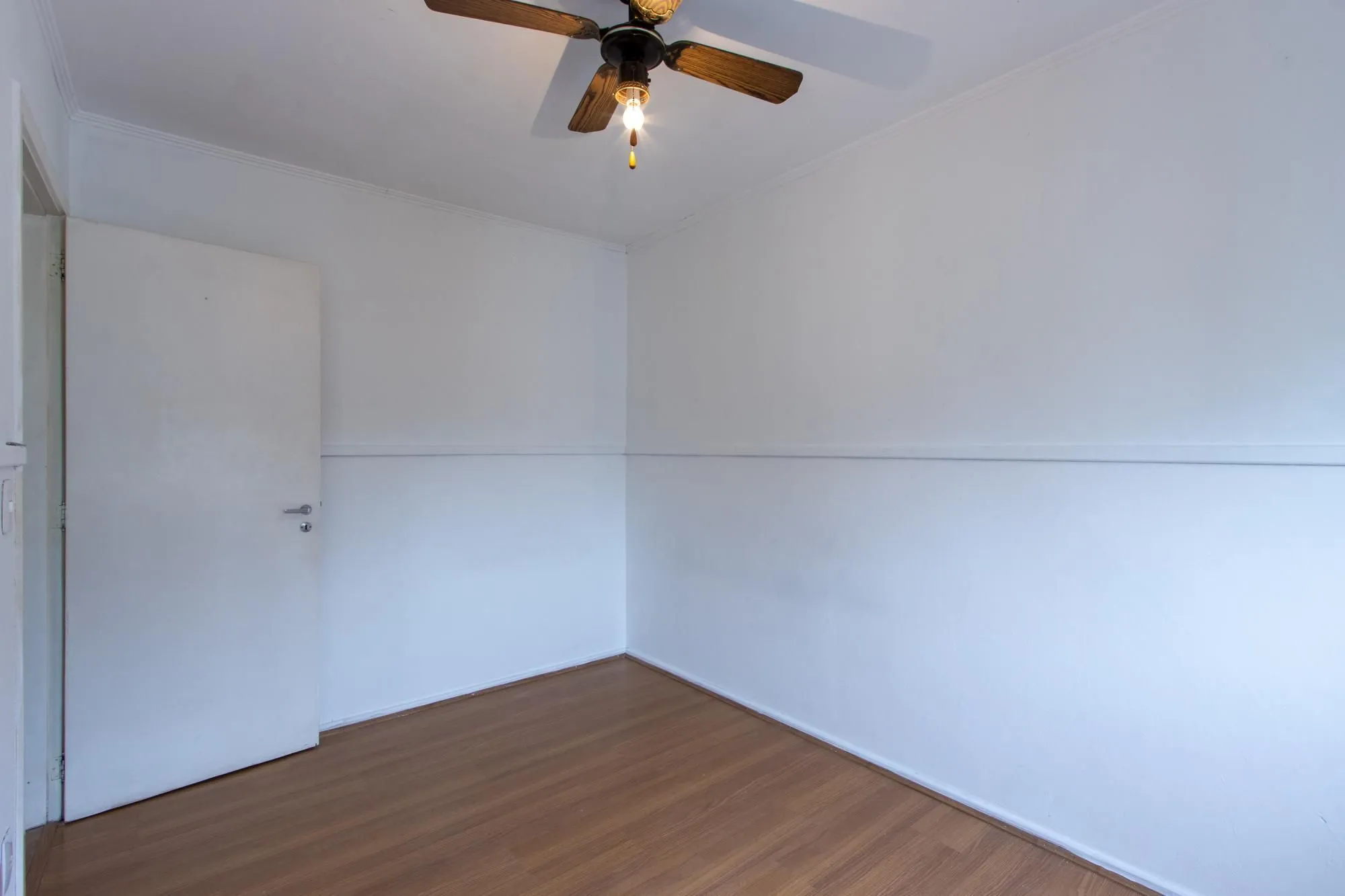 Imagem Cobertura com 137m², no Bairro Cristal, de 2 dormitórios, sento uma suíte, ampla sacada, churrasqueira, vista panorâmica, vaga coberta.