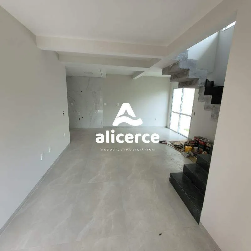 Imagem Sobrado à venda com 3 quartos 1 suíte, 122m² em Forquilhas São José