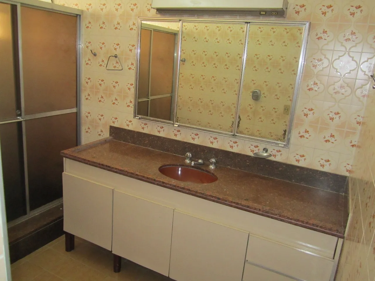 Imagem Casa comercial de luxo para locação na Vila Augusta, Sorocaba-SP: 6 quartos, 4 suítes, 2 salas, 5 banheiros, 2 vagas de garagem.