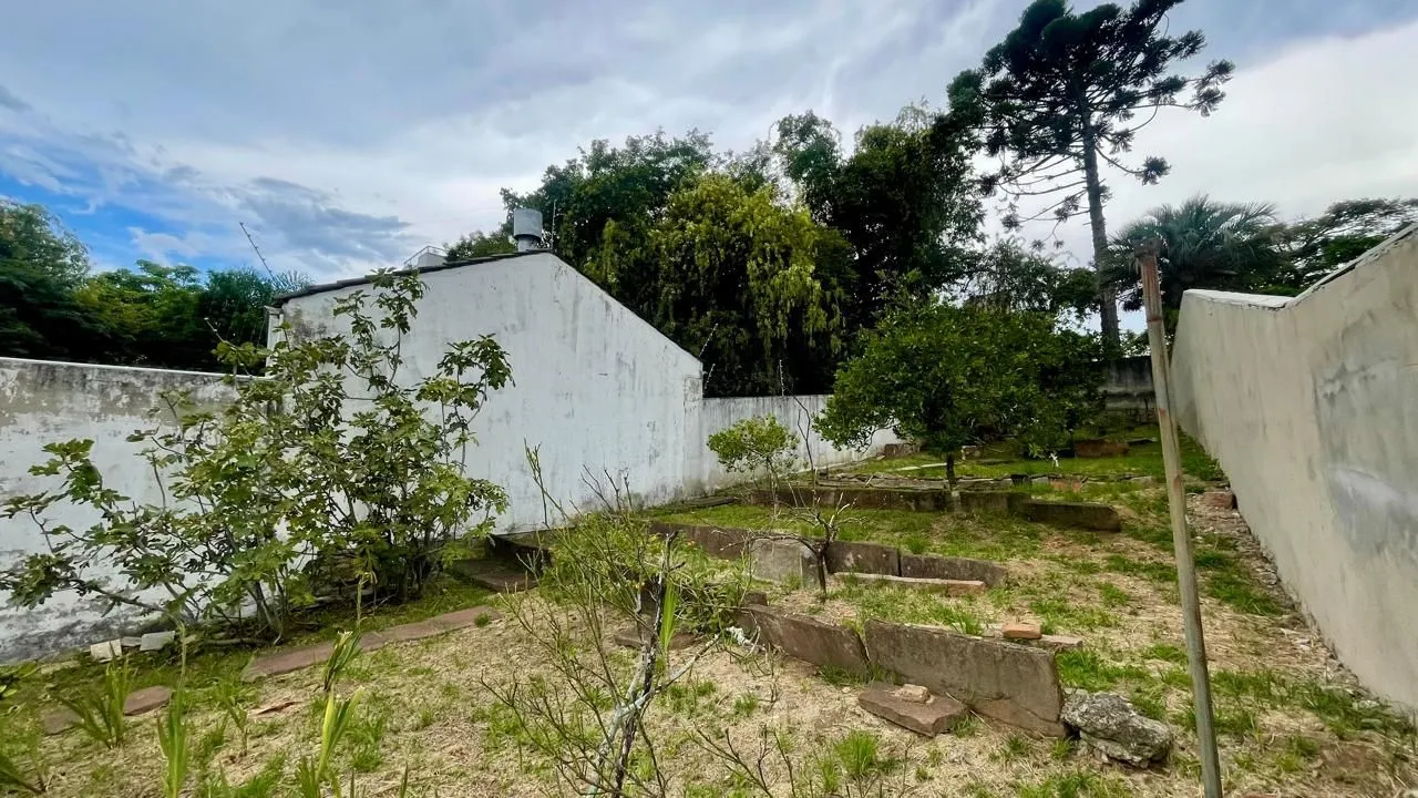 Imagem Terreno em área nobre com casa averbada e árvores frutíferas