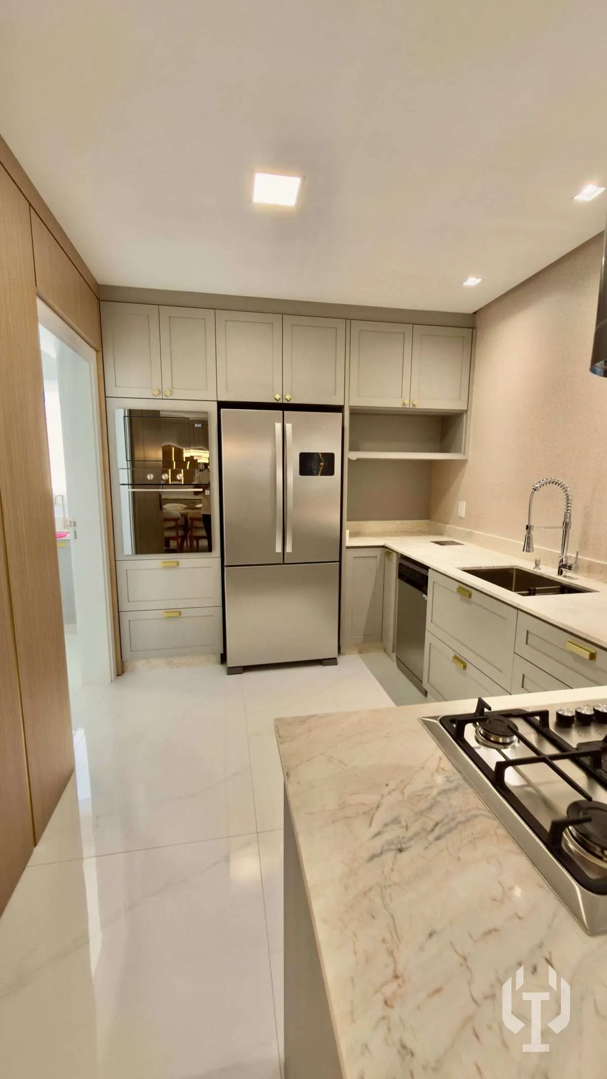Imagem Apartamento San Lorenzo Dallo à venda, com 4 suítes, 4 vagas e finamente mobiliado no centro de Itapema