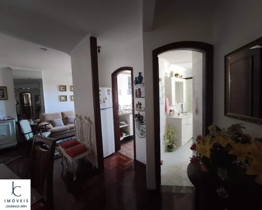 Imagem Maravilhoso apartamento à venda no centro de São Lourenço MG. Sala e quarto com varanda. Edifício com piscina, sauna, salão de jogos e de festas