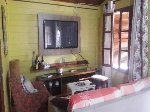 Imagem VENDA DE CASA NO CONDOMÍNIO ARUJÁ COUNTRY CLUB, 250m² c/ 2 quartos, suíte c/ sacada, salão com churrasqueira e forno de pizza e 4 vagas. CONSULTE-NOS.