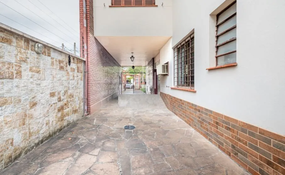 Imagem Com 3 quartos e 2 banheiros, ampla sala com garagem para 03 carros.