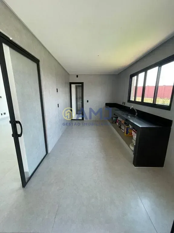 Imagem Casa térrea à venda no Jardins Capri | Lote de esquina com 4 suítes, piscina e alto padrão em Goiânia
