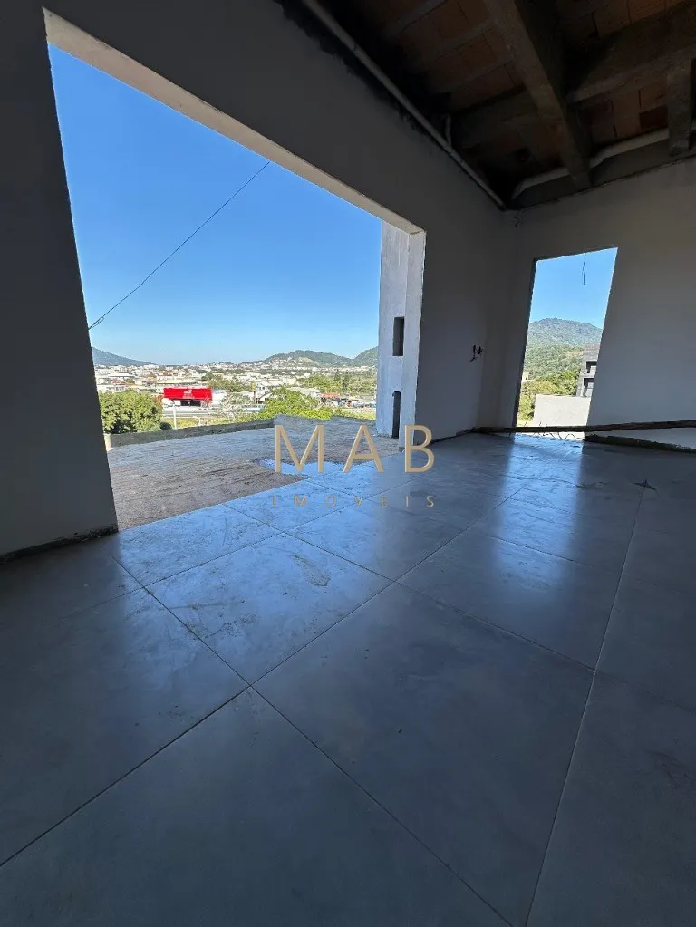 Imagem Espetacular casa à venda em Florianópolis-SC, no bairro Ingleses! 3 quartos sendo 2 suítes, 3 salas, 4 banheiros, 3 vagas de garagem, 326,00m².