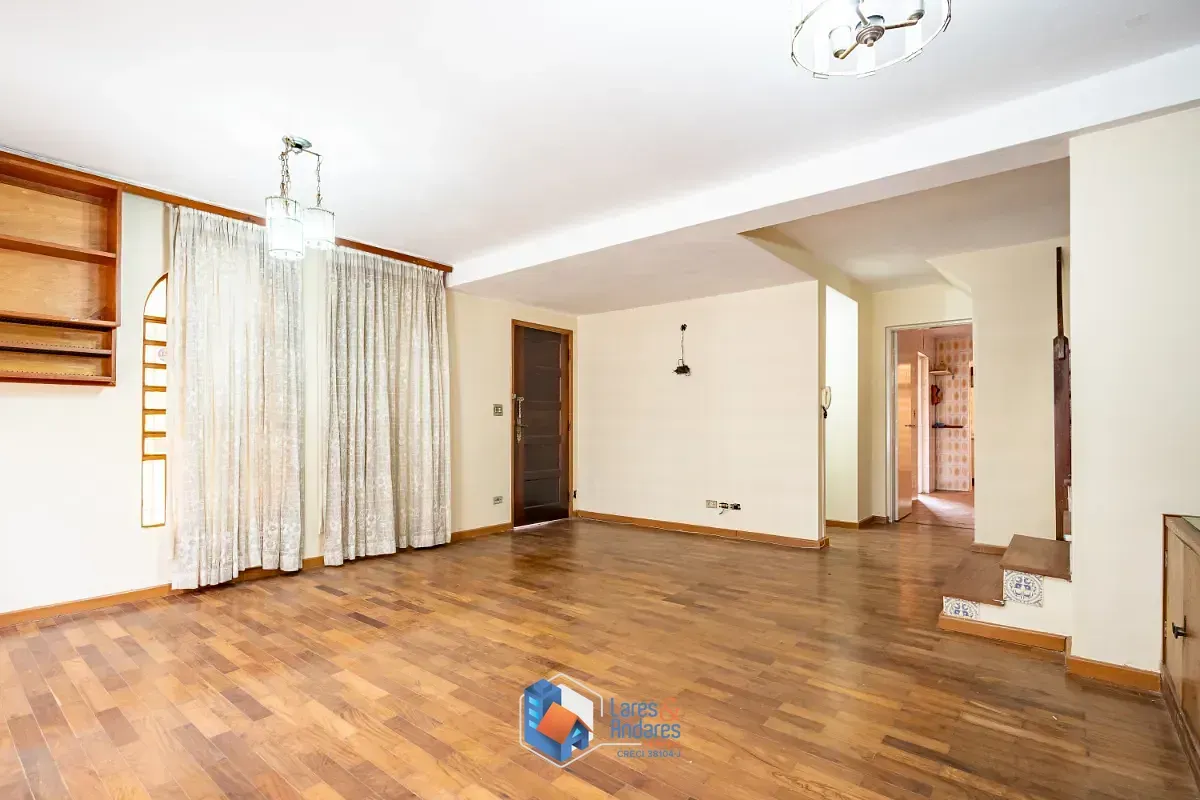 Imagem Sobrado para venda em Vila Santo Antônio com 6 quartos, sendo 1 suíte, 236m²