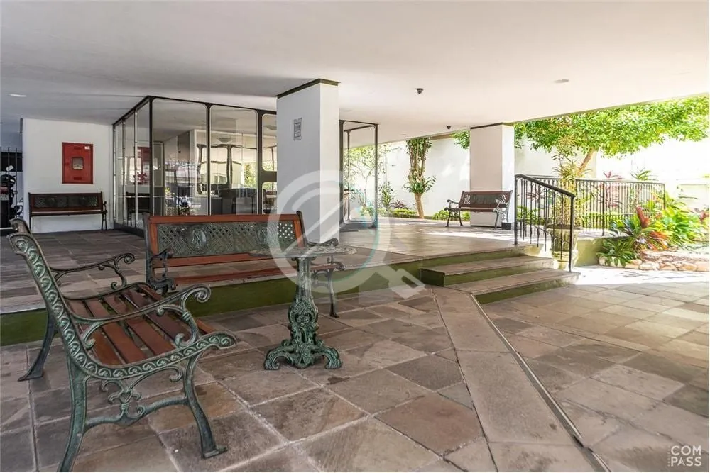 Imagem O apartamento localizado na Av. Getúlio Vargas, no bairro Menino Deus, é uma opção interessante ...