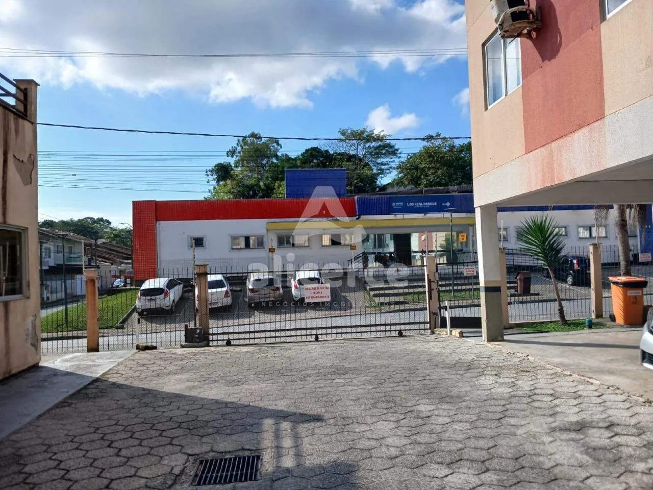 Imagem Apartamento reformado, sol da manhã, com 2 dormitórios no Real Parque