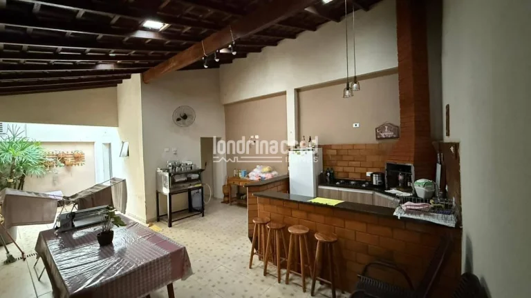 Imagem Casa à venda na Zona Norte de Londrina com 3 dormitórios, suíte, área gourmet, churrasqueira, ótima localização e 170m² construídos no bairro Sebastião ZN