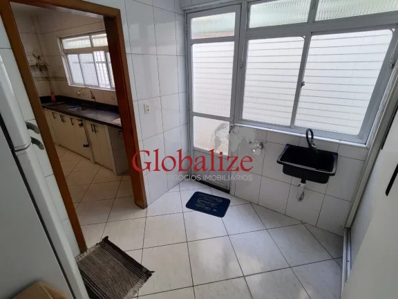Imagem Linda sobreposta térrea com 4 suítes e amplo quintal de fundos com churrasqueira toda reformada no bairro da Ponta da Praia por R$.1.380.000,00.