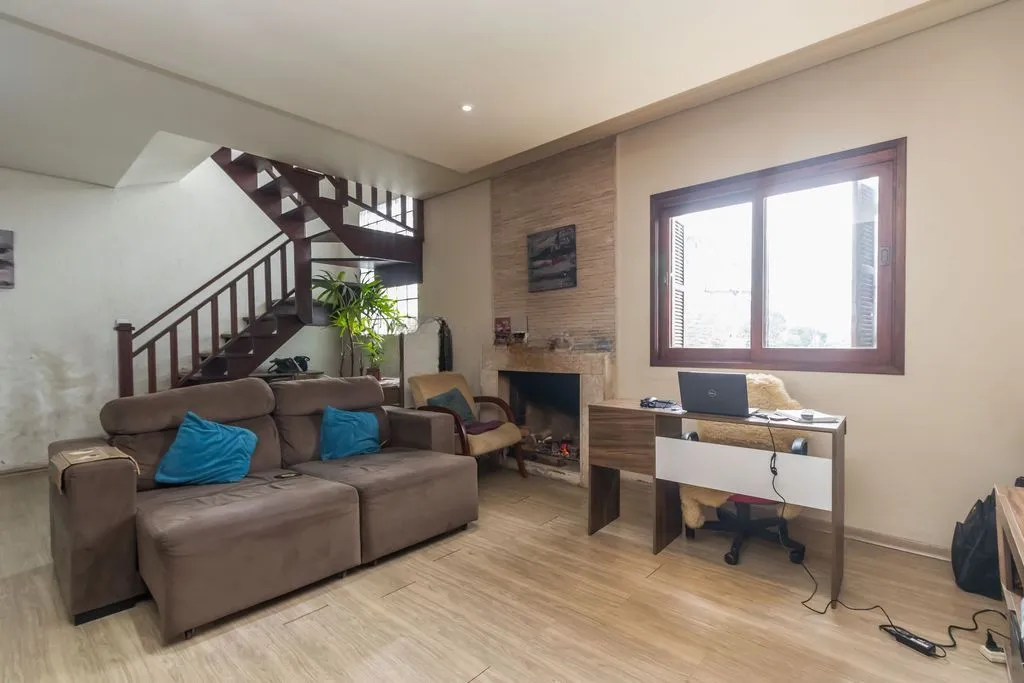 Imagem Casa de 6 dormitórios à venda Bairro Vila Nova - Porto Alegre