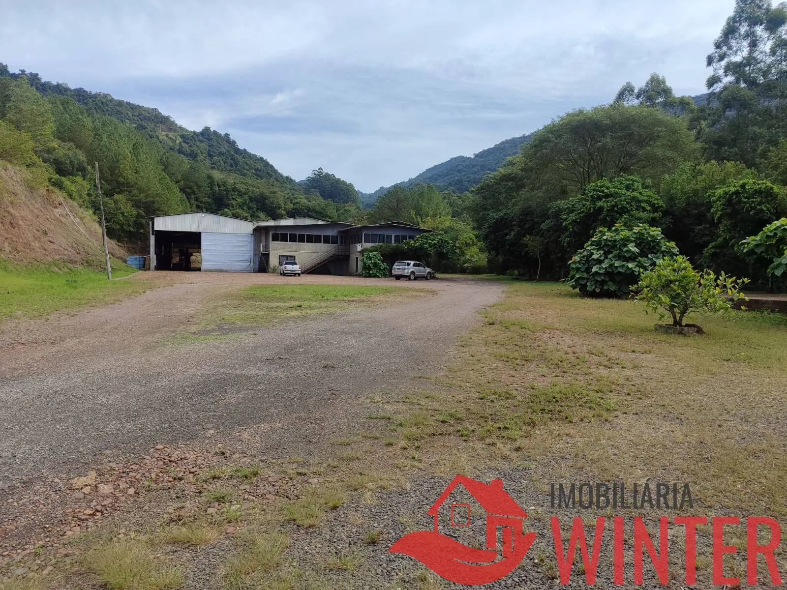 Imagem Pavilhão de 1.558,37m² + casa de caseiro em área de 14.485,00m²