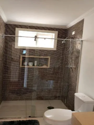 Imagem VENDA DE SOBRADO NO CONDOMÍNIO ARUJAZINHO IV, EM ARUJÁ/SP, 200m² com 5 suítes, ambientes claros, churrasqueira e vista privilegiada. CONSULTE-NOS