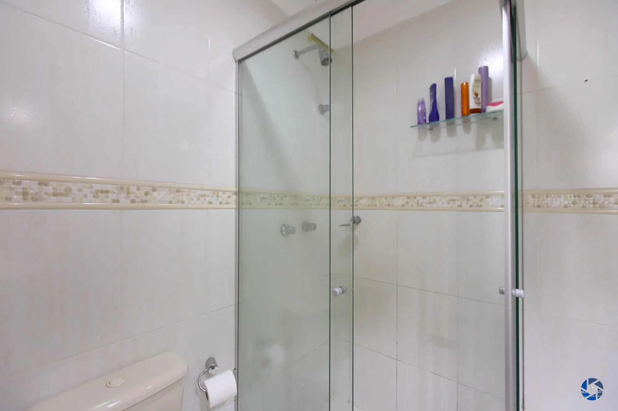 Imagem Vende cobertura: Piso inferior: 03 dormitórios, 02 banheiros, living 2 ambientes, cozinha americana.