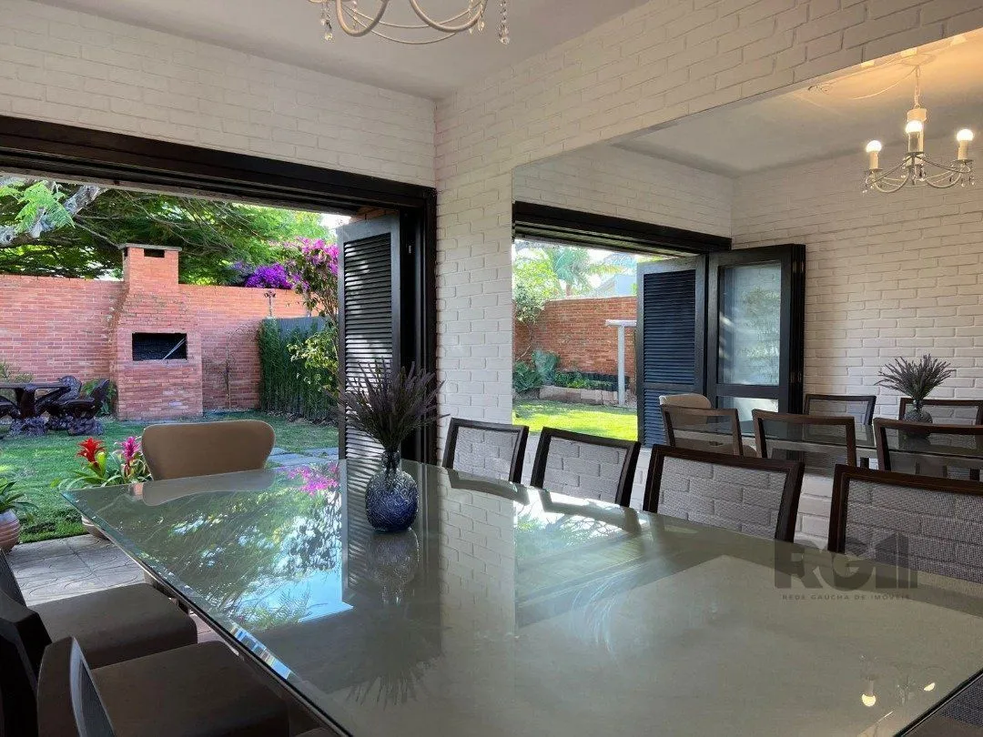 Imagem Casa avulsa em Atlântida, totalmente reformada, com 5 dormitórios , duas suítes, pátio arborizado com piscina e churrasqueira.