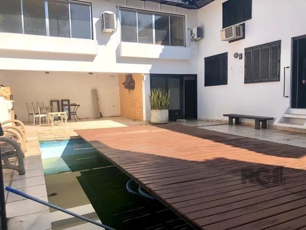 Imagem Excelente casa de 308 m² com 4 suítes e 4 vagas de garagem.