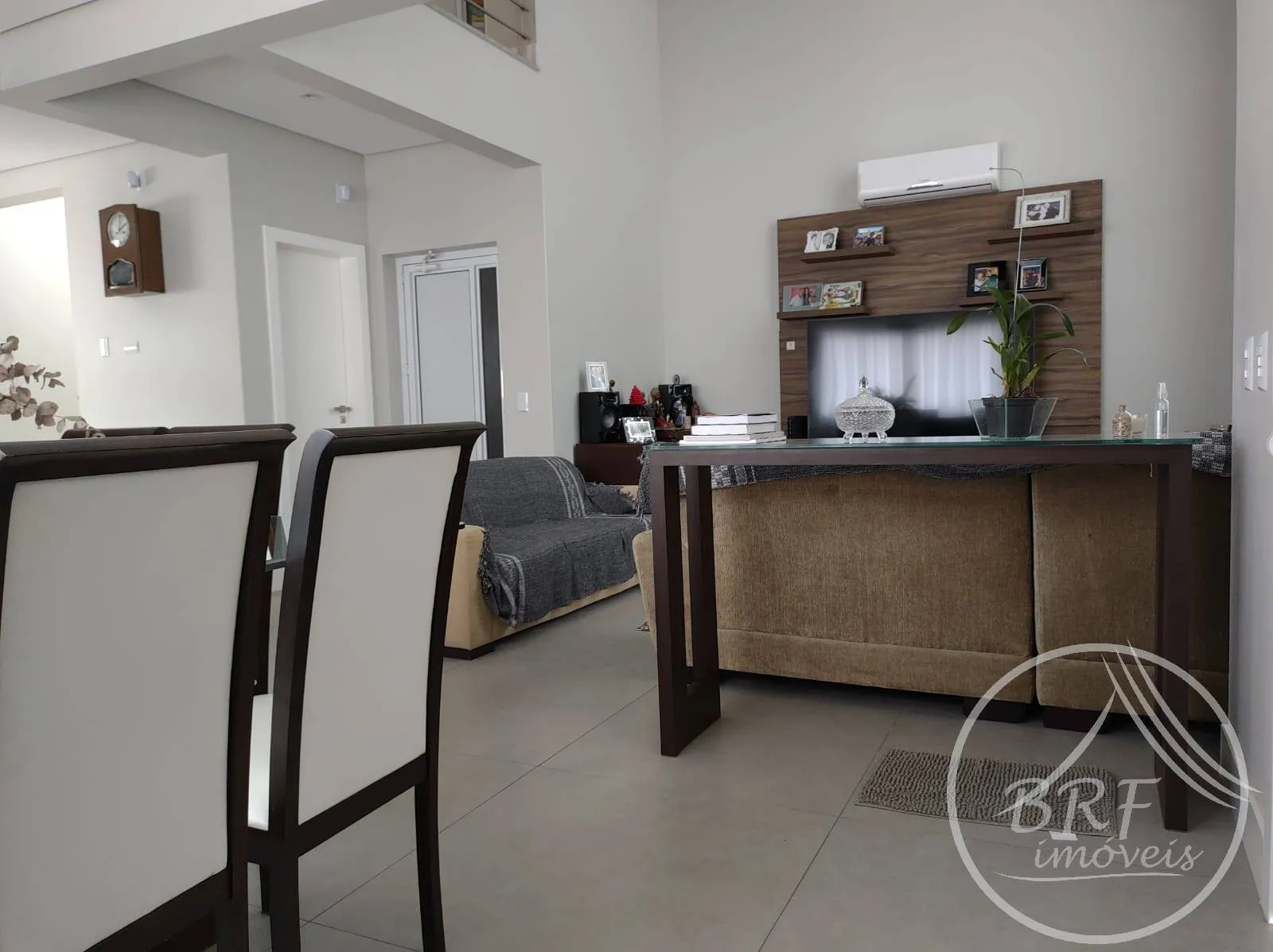 Imagem Ótima Casa Semi Nova Estreito Florianópolis/SC -3 suítes lavabo até 8 vagas