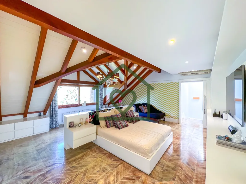 Imagem Esta belíssima residência de alto padrão oferece 4 suítes em 632m² de área privativa, elegante...