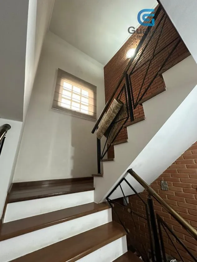 Imagem Vendo amplo sobrado, 05 dormitórios, Jd. Independência, São Vicente