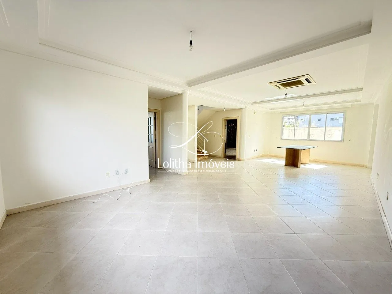 Imagem CASA COM 3 SUÍTES À VENDA EM JURERÊ - FLORIANÓPOLIS/SC