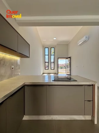 Imagem Imperdível oportunidade de adquirir casa em condomínio na Reserva Imperial, Ribeirão Preto-SP! 3 quartos, 3 suítes, 2 salas, 4 banheiros, 4 vagas de garagem e 151,50 m² de área. Visite agora! Quer Imóvel Negócios Imobiliários!
