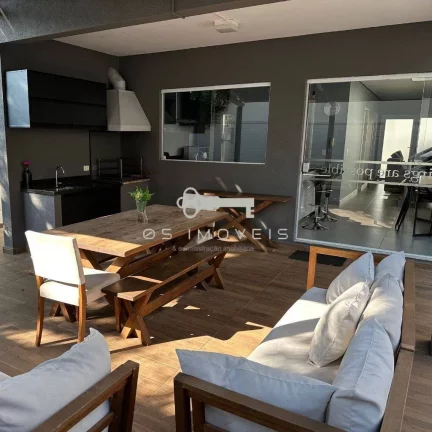 Casa à venda na Granja Viana – 3 suítes, espaço gourmet e 6 vagas !