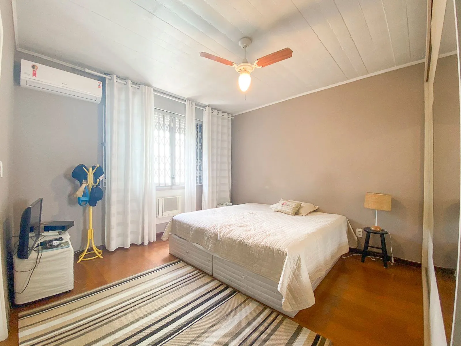 Imagem Casa / 4 Quartos / 1 Suíte / Churrasqueira / Jardim Itu Sabará / Porto Alegre / RS