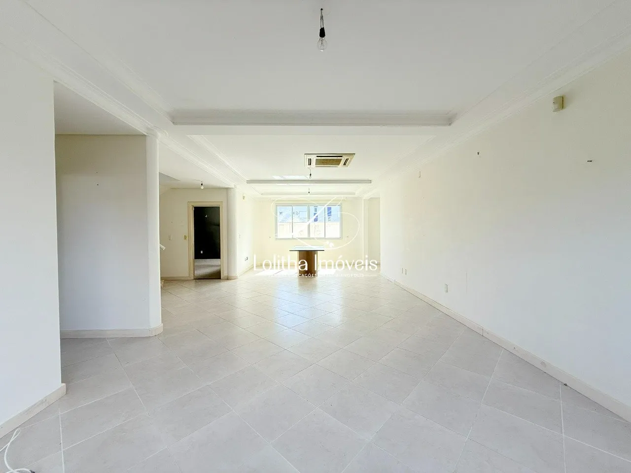 Imagem CASA COM 3 SUÍTES À VENDA EM JURERÊ - FLORIANÓPOLIS/SC