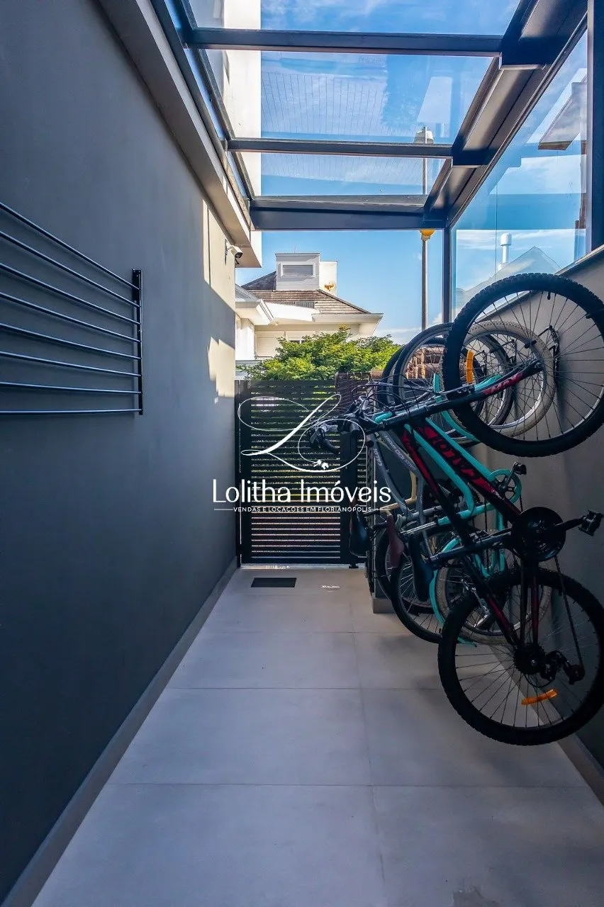 Imagem CASA COM 4 SUÍTES À VENDA EM JURERÊ INTERNACIONAL - FLORIANÓPOLIS/SC