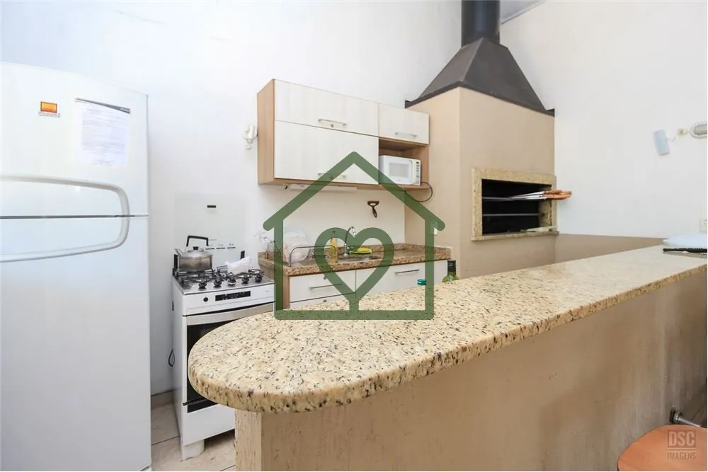 Imagem Linda casa em Condominio, com living de 2 ambientes (estar/jantar) com lareira, cozinha americana mo...