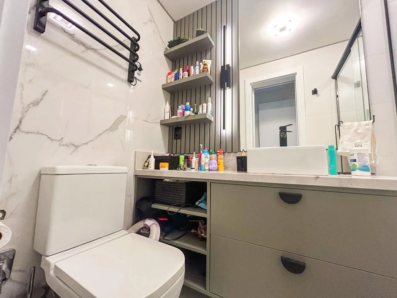 Imagem Impecável apartamento 03 dormitórios, 01 suíte - 87m² privativos, condomínio completa infra no Bairro Santa Tereza - Vaga dupla coberta.
