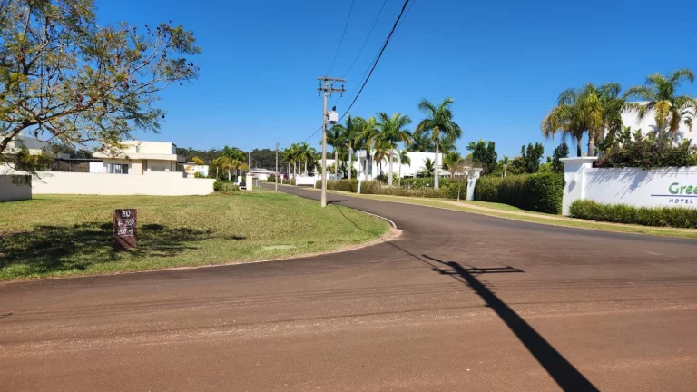 Imagem Terreno no ASFALTO em frente ao Hotel no condomínio Santa Bárbara Resort Residence -